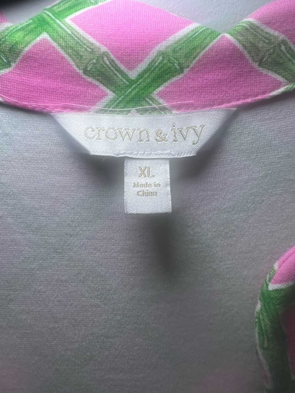 Scalloped SleevelessTop - Picture 2 of 4